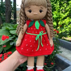 Boneca com vestido de morango