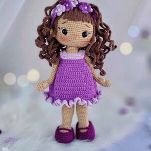 Boneca de vestido roxo
